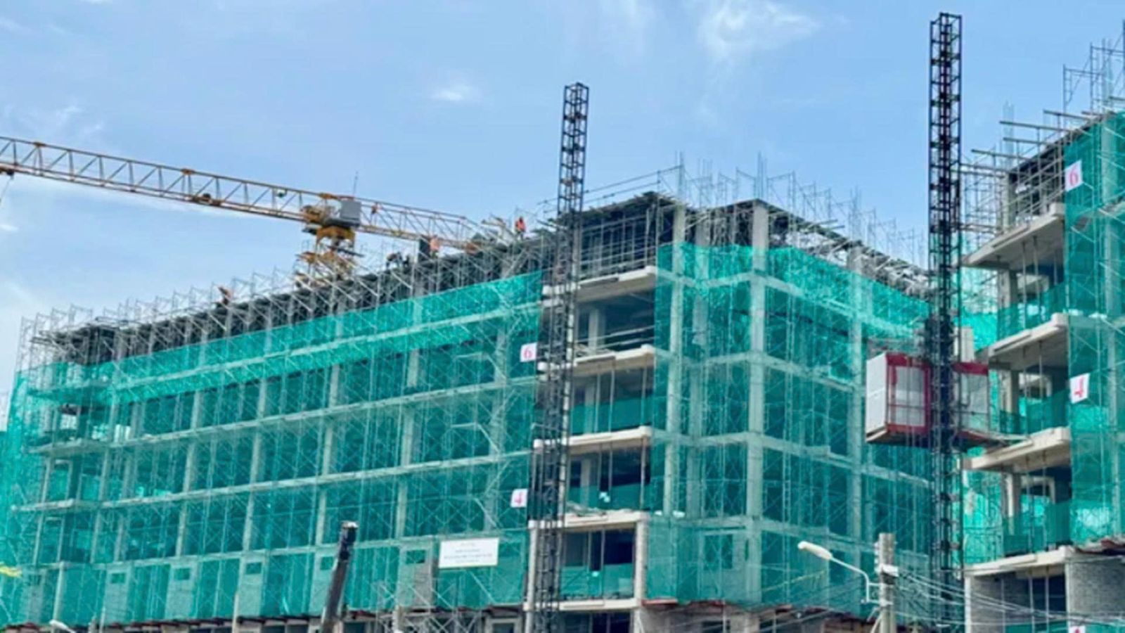 Hiện trường vụ tai nạn lao động xảy ra tại công trình xây dựng Chung cư Sông Cà Ty khiến một công nhân tử vong do điện giật. Ảnh: CTV.