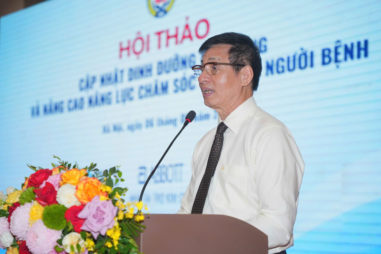 ThS. Phạm Đức Mục - Chủ tịch Hiệp hội Điều dưỡng Việt Nam chủ trì và phân tích sâu sắc về chuyên đề quản lý cảm xúc người bệnh.(Ảnh:Theo Hiệp hội Điều dưỡng Việt Nam)