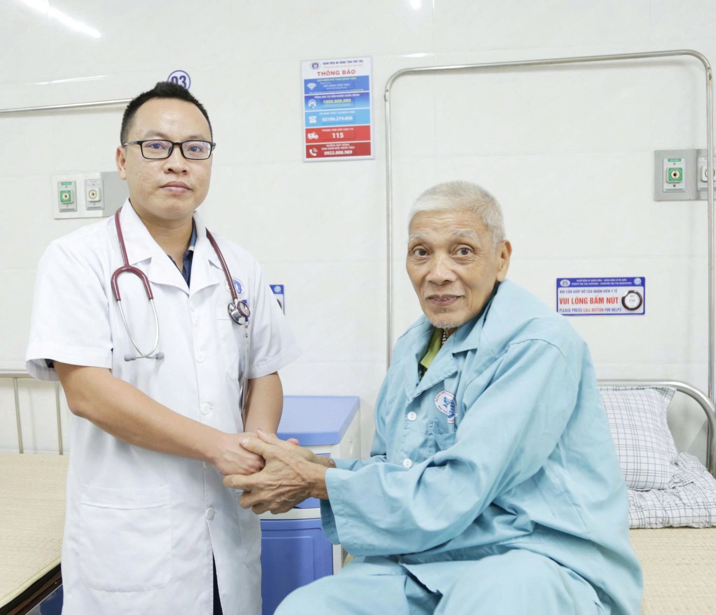 ThS. BS Trương Công Vương – Khoa Nội tim mạch và Cấp cứu tim mạch cùng người bệnh M.Q.C khi đến kiểm tra sức khoẻ sau 1 tháng ra viện