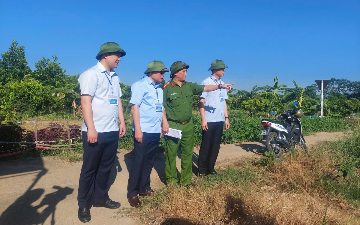  UBND xã Tam Hồng tổ chức cưỡng chế kiểm đếm bắt buộc đối với 44 hộ gia đình, cá nhân chưa phối hợp kiểm kê, kiểm đếm đất đai, cây cối và tài sản trên đất để phục vụ triển khai dự án Khu đô thị Yên Lạc - Dragon City.