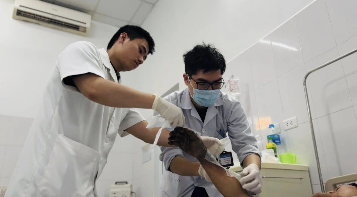 Thợ điện thoát chết sau tai nạn điện giật khiến tay phải bị cháy đen