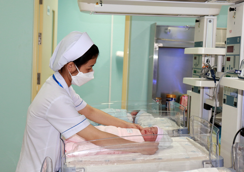 Gần 25.000 nữ hộ sinh đang lặng thầm cống hiến chăm sóc sức khoẻ bà mẹ, trẻ sơ sinh tại Việt Nam