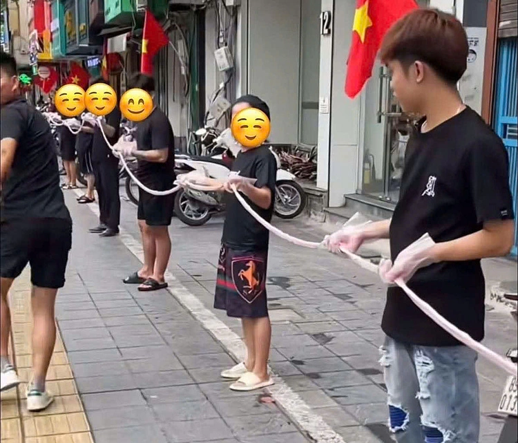 Hà Nội kiểm tra cơ sở quảng cáo bán 'lòng se điếu 40 mét'