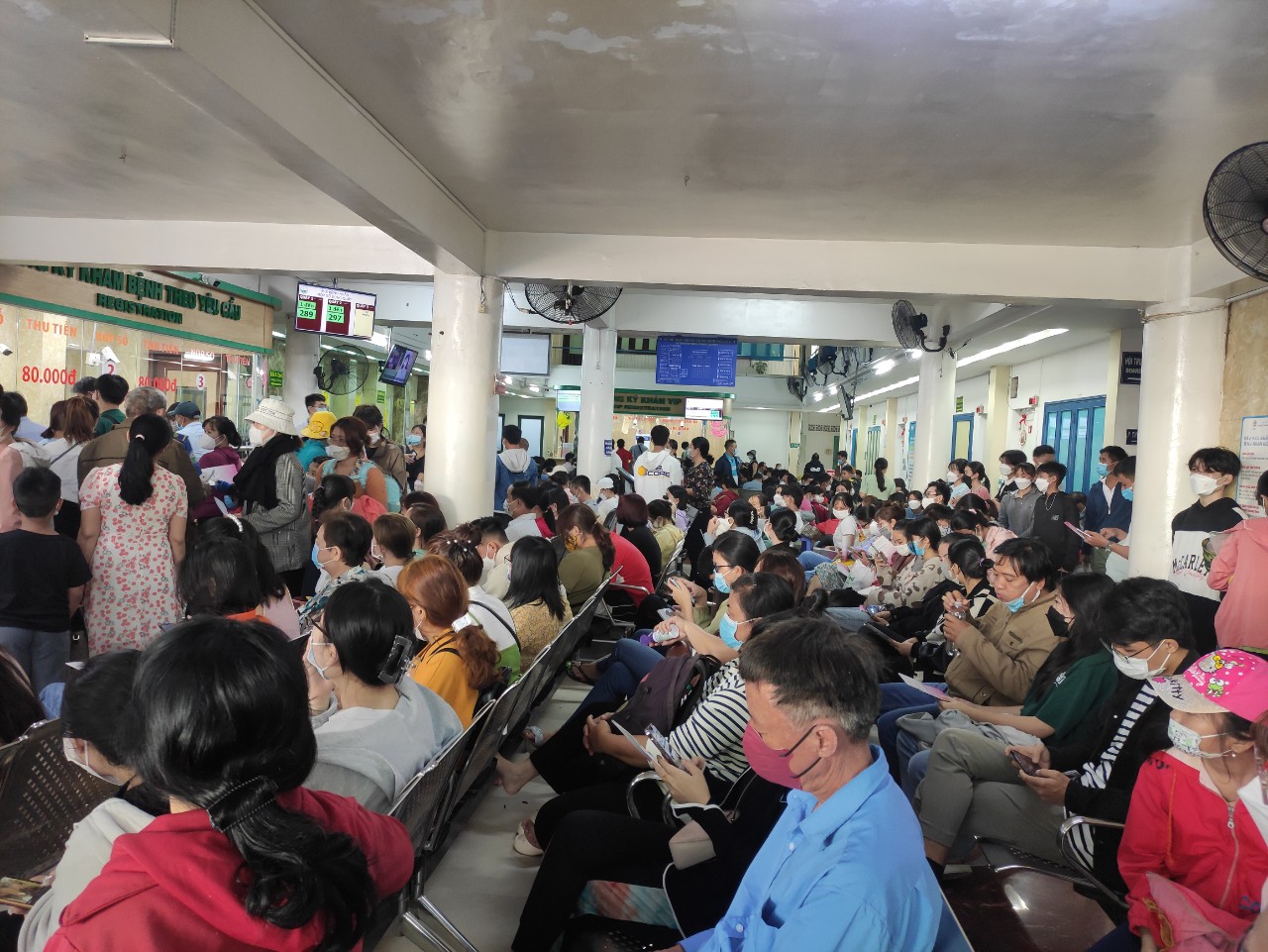 Chật kín người khám bệnh da liễu mùa hè, người dân nên đặt khám online
