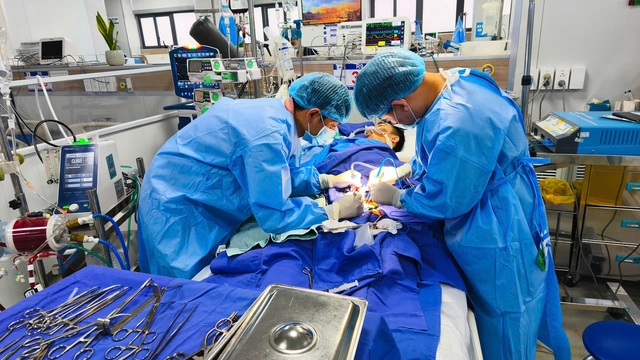 Nam thanh niên nguy kịch từ triệu chứng sốt cao, đau âm ỉ vùng thượng vị