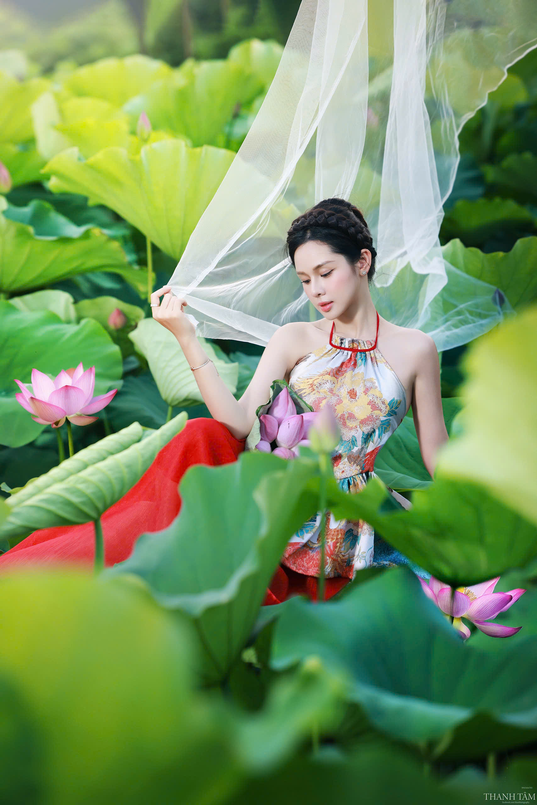 Nét đẹp kiêu sa của Á Hoàng Trang sức Việt Nam 2015 Nguyễn Thị Huyền Trang bên đầm sen thơ mộng