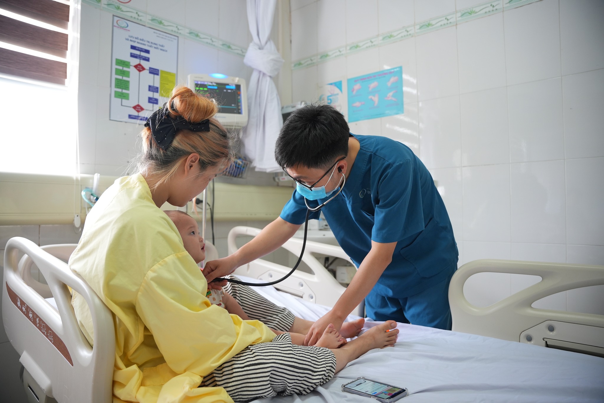 Kích hoạt 'báo động đỏ' cứu trẻ 17 tháng hóc kẹo lạc thoát lằn ranh sinh tử