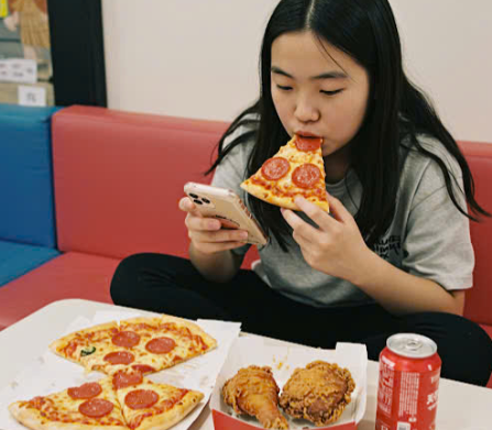 Mặt trái của việc sử dụng mạng xã hội và thói quen ăn uống ở người trẻ