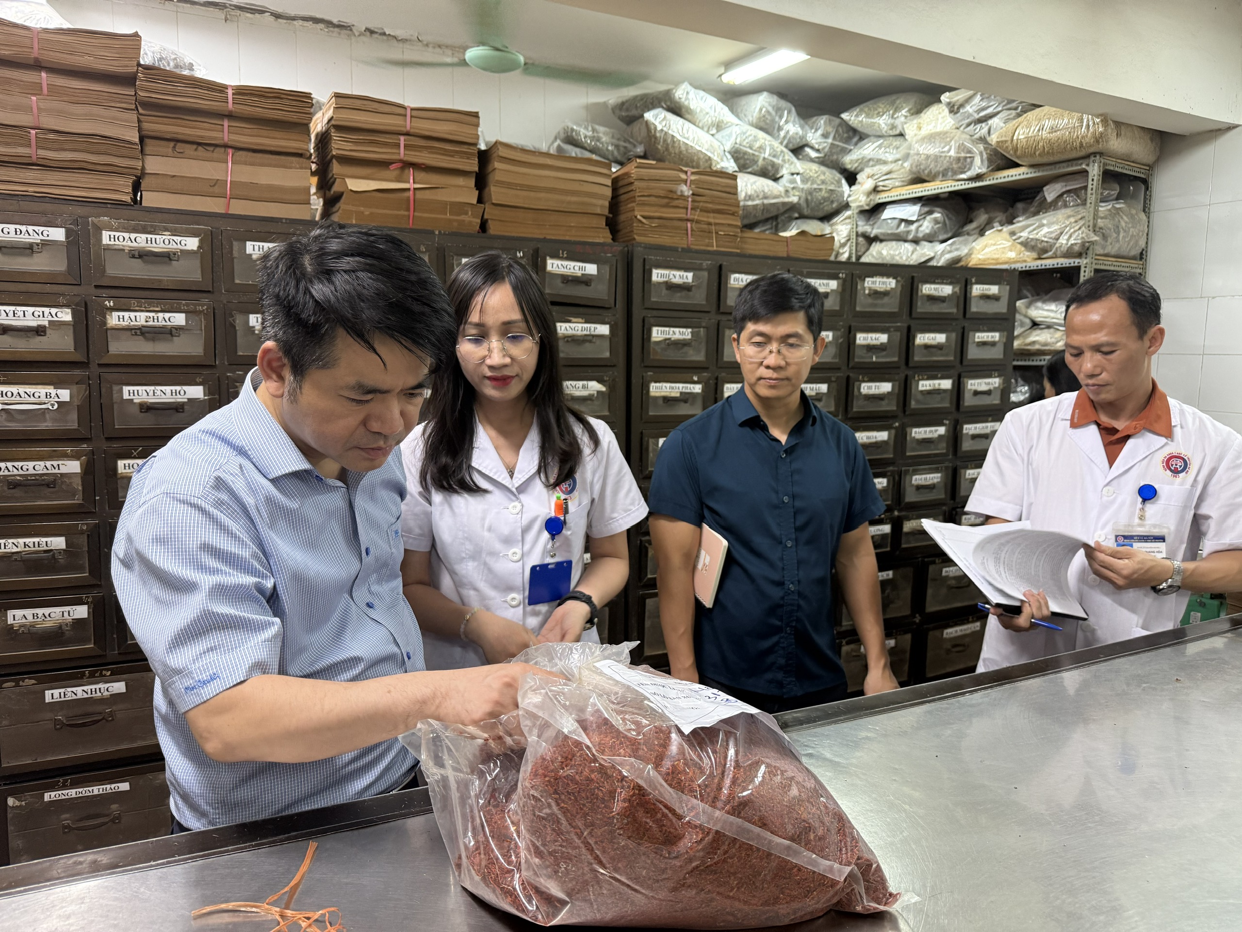 Bộ Y tế: Xử lý nghiêm cơ sở hoạt động không phép, kê đơn, kinh doanh dược liệu, thuốc cổ truyền không rõ nguồn gốc