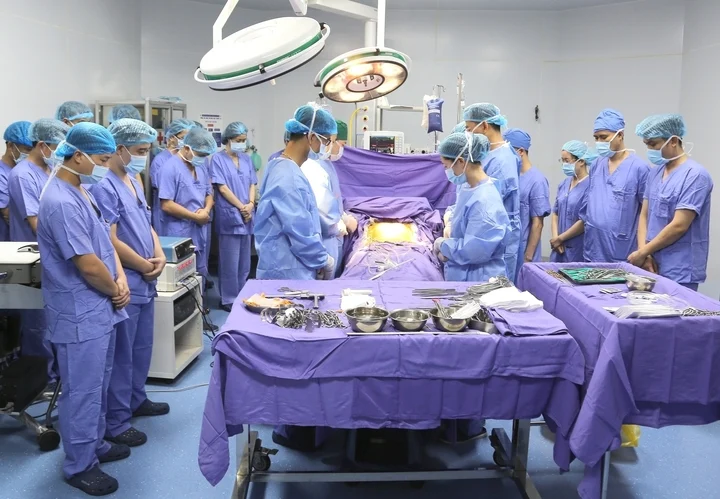Nữ điều dưỡng quỳ gối tiễn biệt tạng của chồng