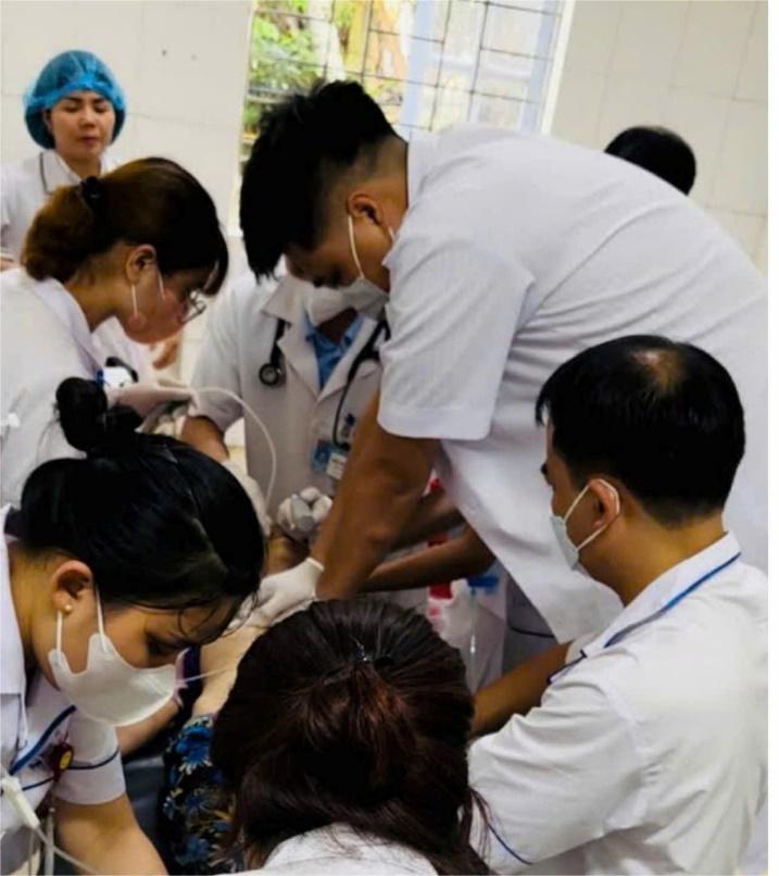 50 phút 'nghẹt thở' cứu sống ngoạn mục cụ bà 70 tuổi ngừng tim giữa chợ