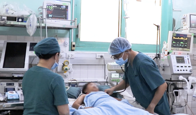 Bệnh nhi 8 tuổi ngưng tim sau 10 phút bị cuốn vào cửa cuốn