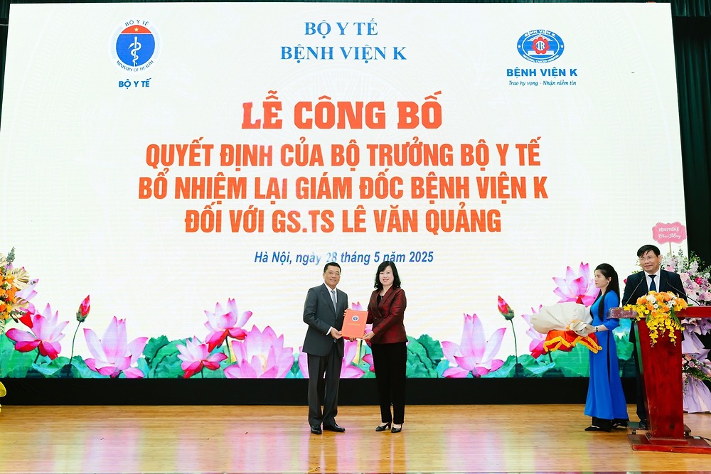 Bộ trưởng Đào Hồng Lan trao quyết định bổ nhiệm lại Giám đốc Bệnh viện K đối với GS.TS Lê Văn Quảng