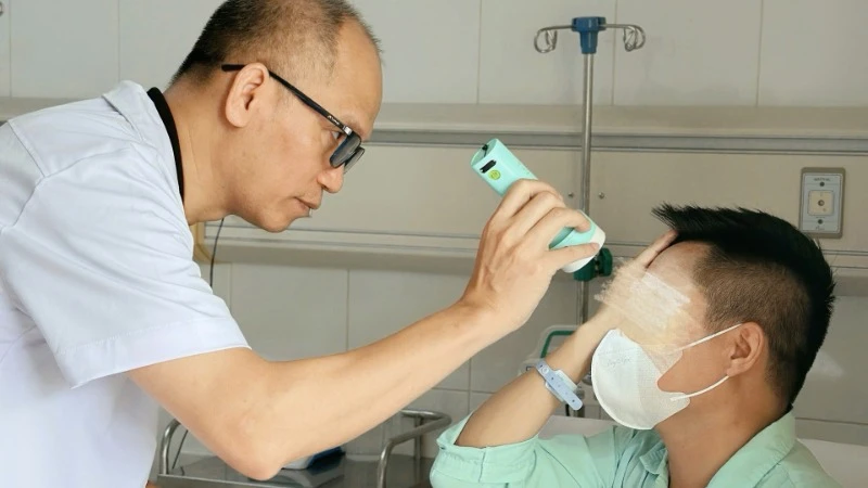 Bệnh nhân nam mất thị lực mắt trái sau khi tiêm chất làm đầy để trẻ hóa