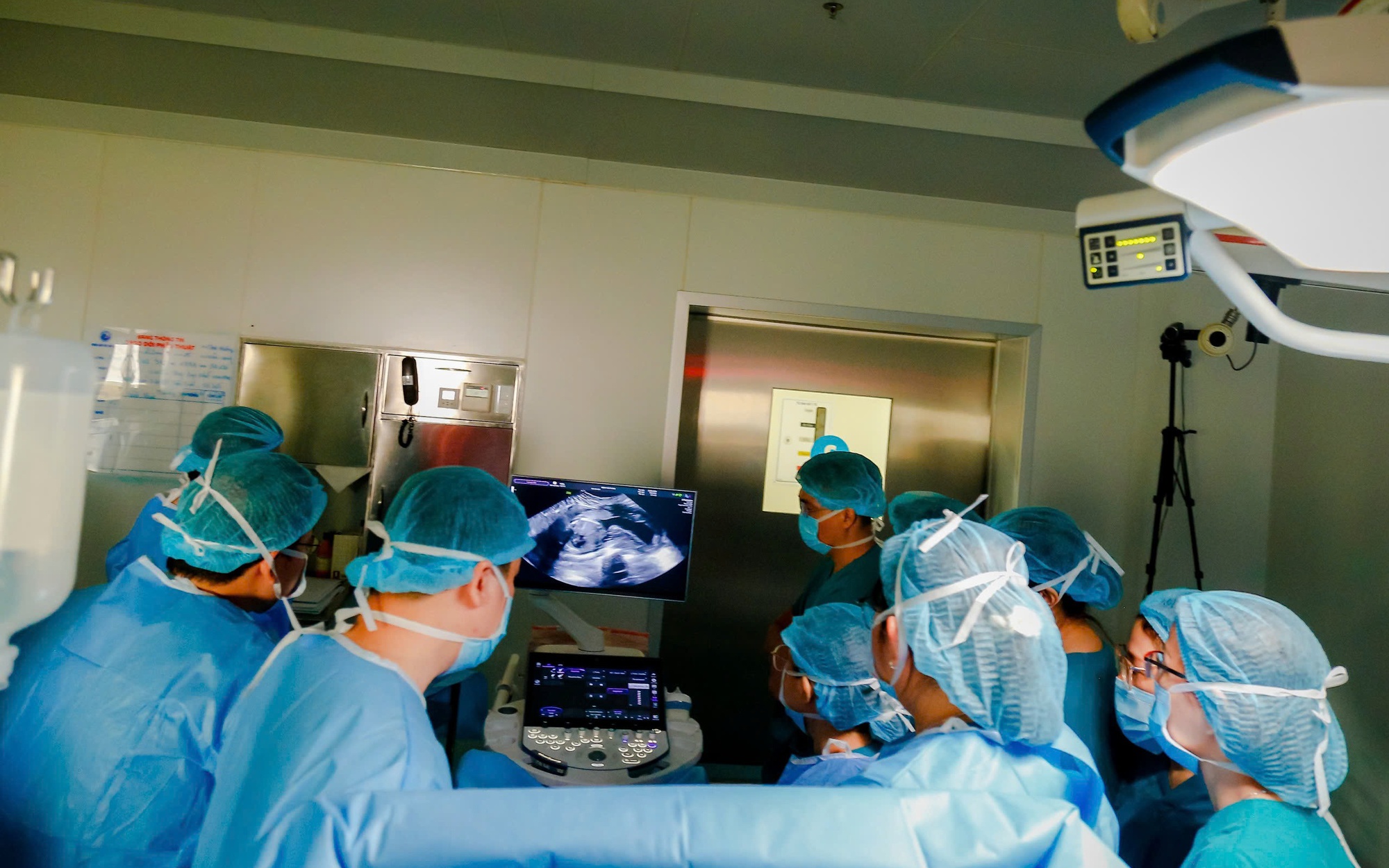 Bác sĩ và gia đình sản phụ Singapore ôm nhau bật khóc sau ca can thiệp tim bào thai thành công