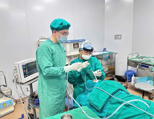 Hải Phòng: Bệnh viện Trẻ em gắp thành công dị vật kim loại dài 3cm ở bé gái 12 tháng tuổi