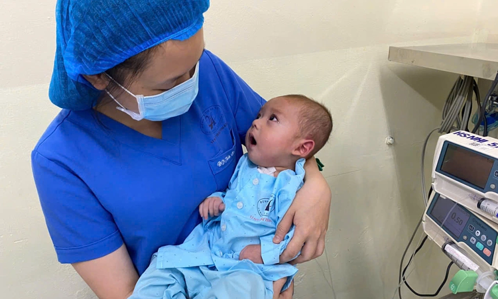 Bác sĩ Lào đưa con trai sang Việt Nam mổ tim