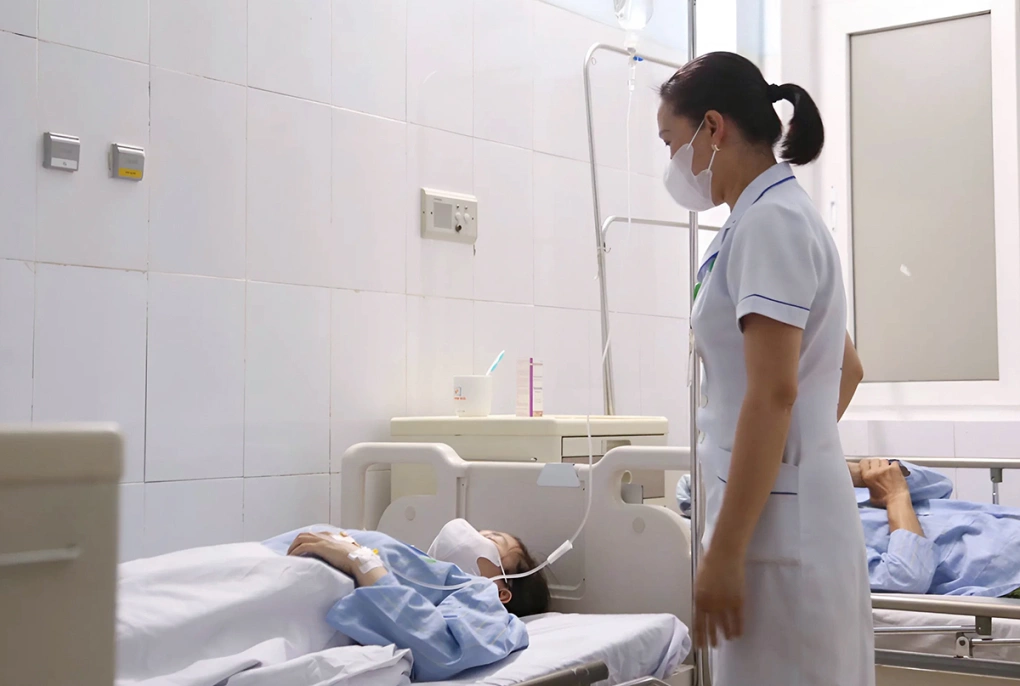 Nữ nhân viên y tế bị hành hung xuất viện nhưng 'còn bất ổn tâm lý'