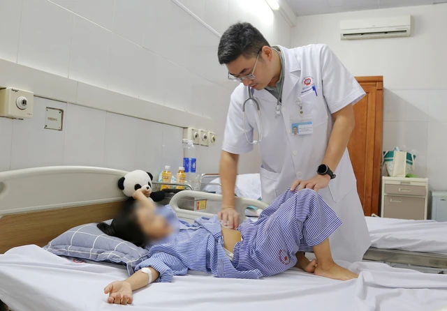 Thường xuyên bị táo bón, bé gái 6 tuổi được phát hiện u buồng trứng kích thước lớn