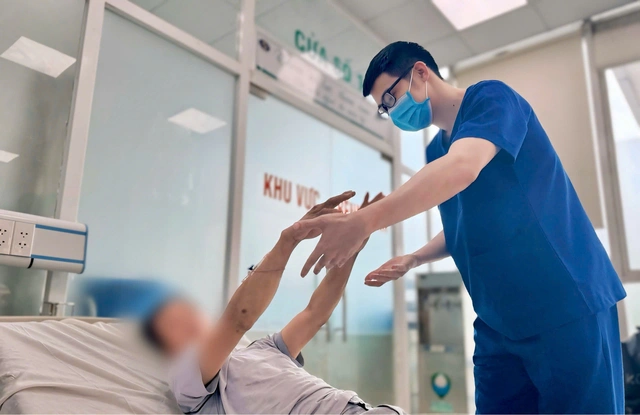 Thợ xây nguy kịch vì sốc nhiệt sau ngày làm việc ngoài trời nắng nóng