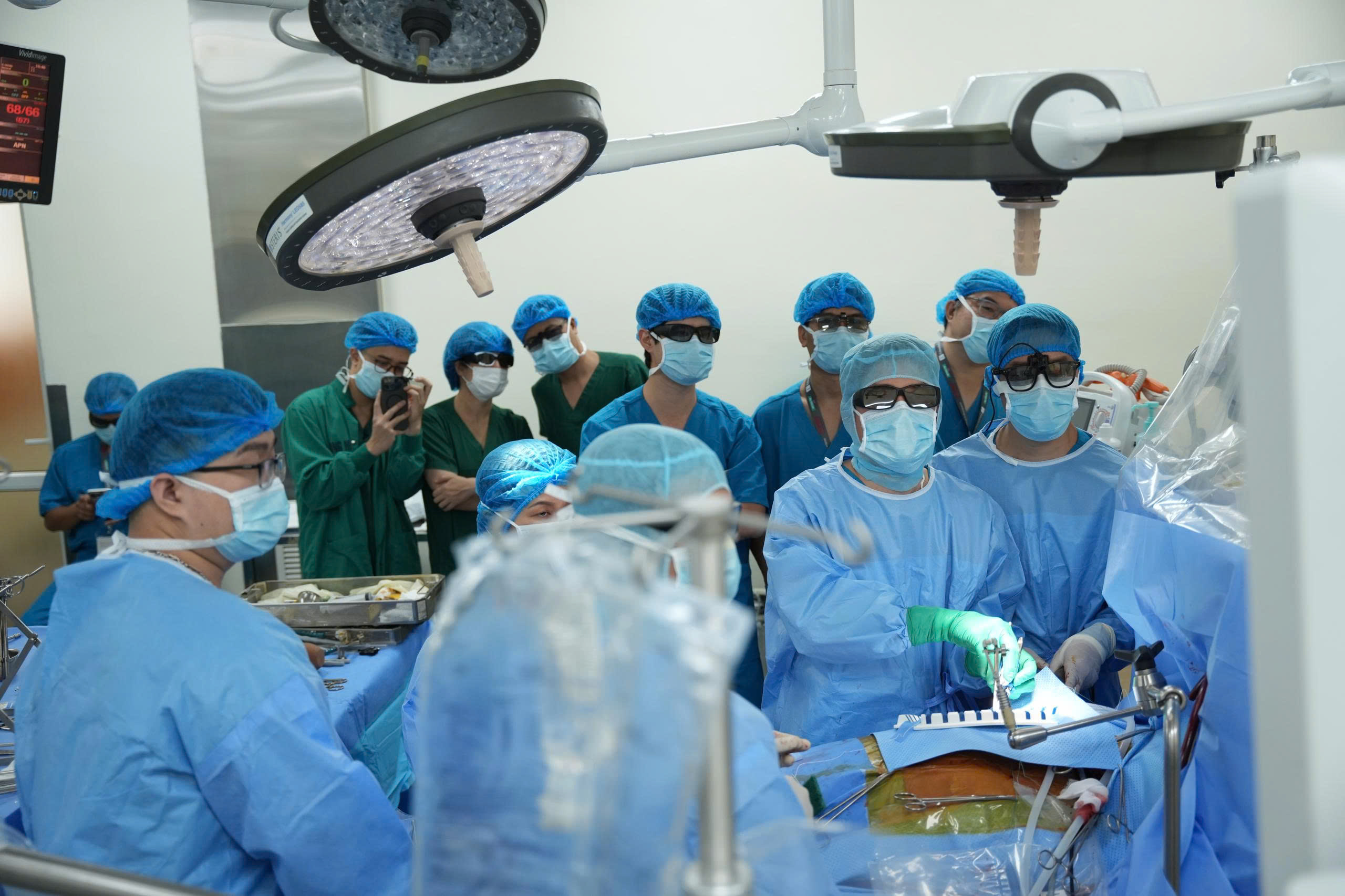 Bác sĩ Việt Nam trình diễn phẫu thuật nội soi toàn bộ thay cùng lúc 2 van tim trước chuyên gia quốc tế
