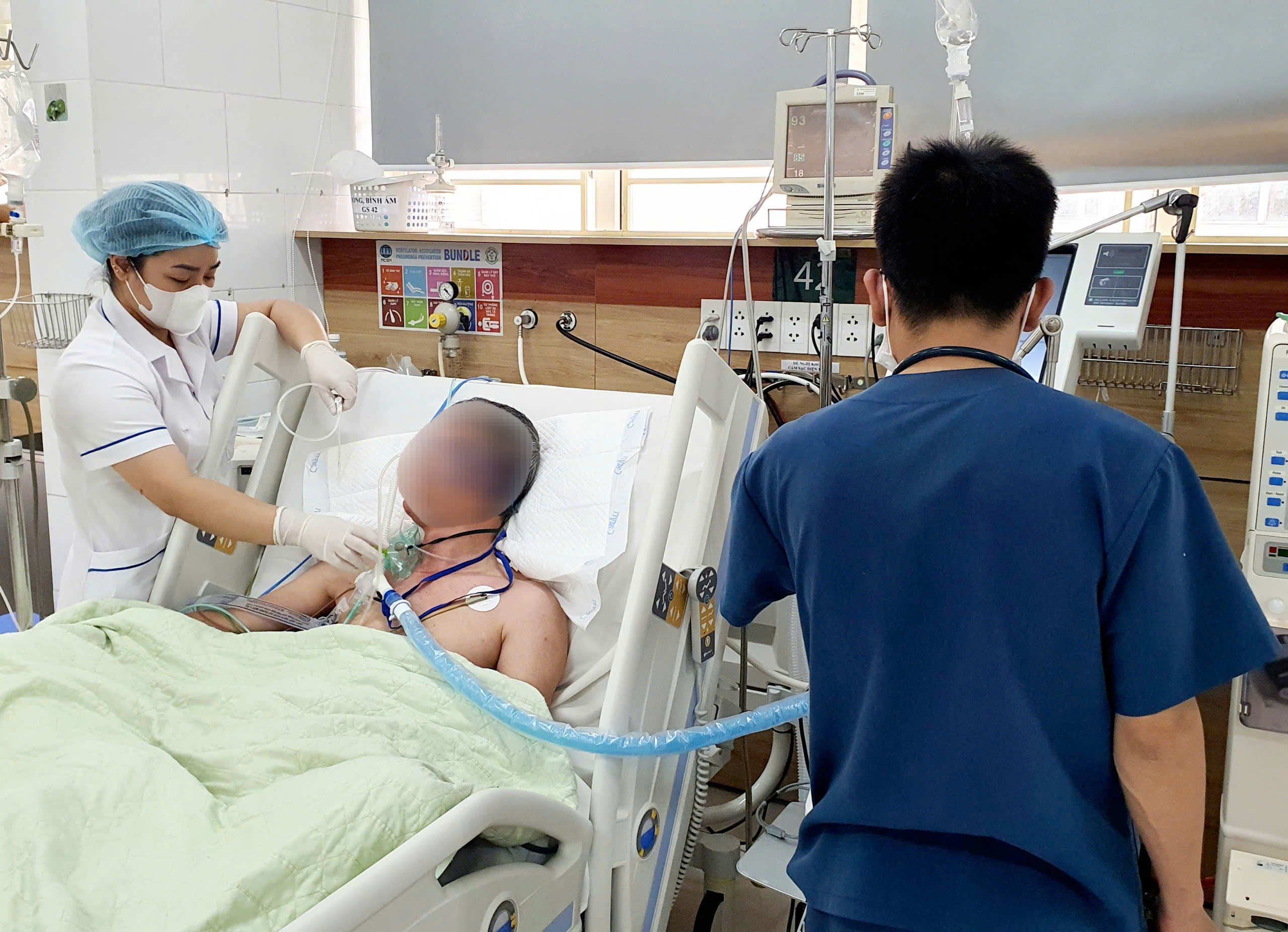 Người đàn ông thường xuyên xúc miệng bằng cồn, không may mua phải hàng giả dẫn đến hôn mê nguy kịch