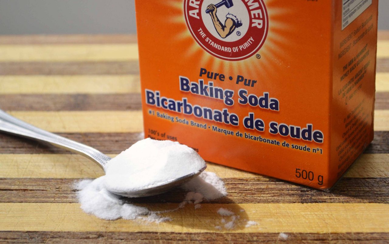 Làm trắng răng bằng baking soda, lợi hay hại?