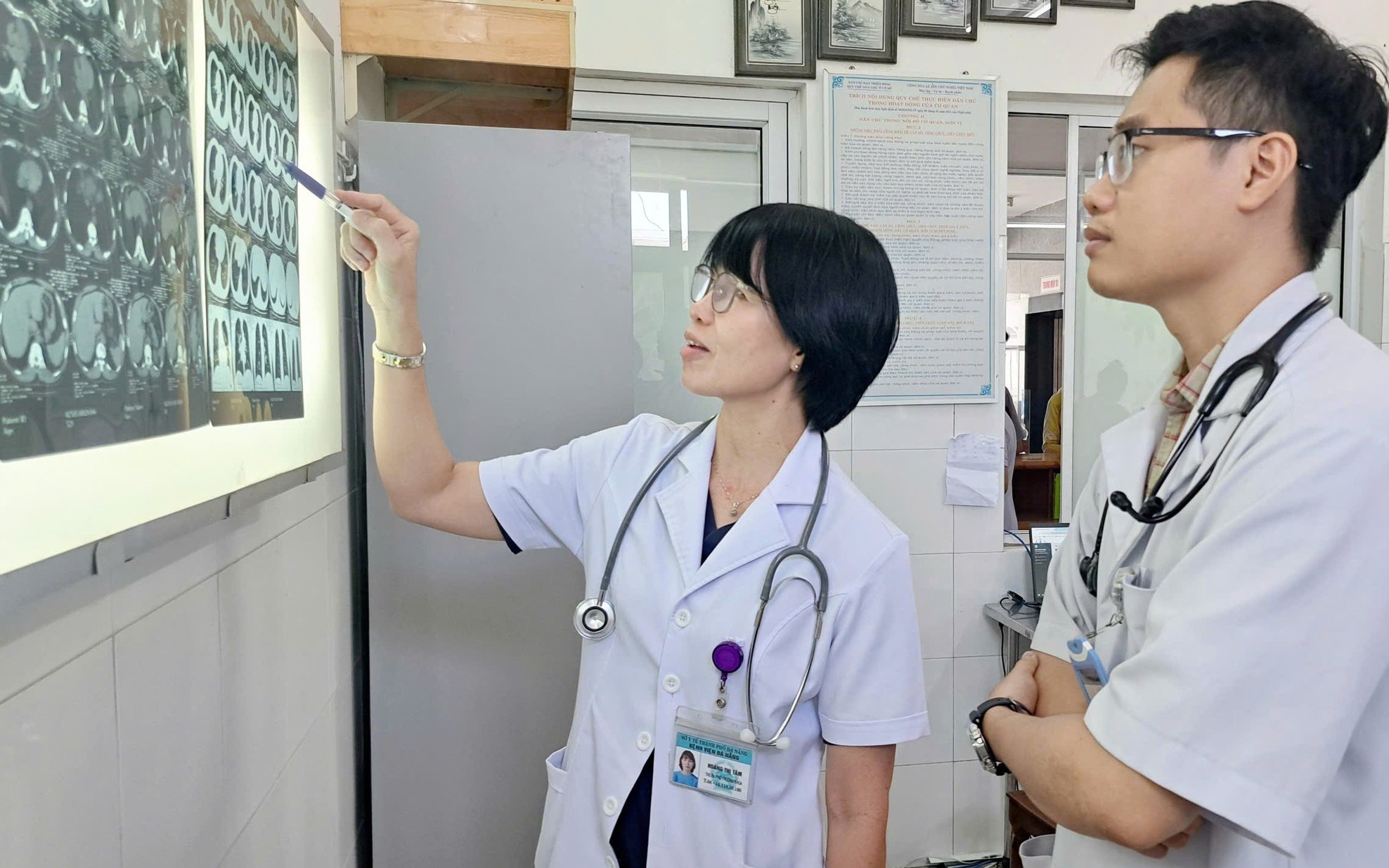 Bé gái nguy kịch vì nuốt phải đồng xu