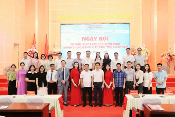 Ngày hội tư vấn việc làm cho sinh viên Trường Cao đẳng Y tế Phú Thọ năm 2025