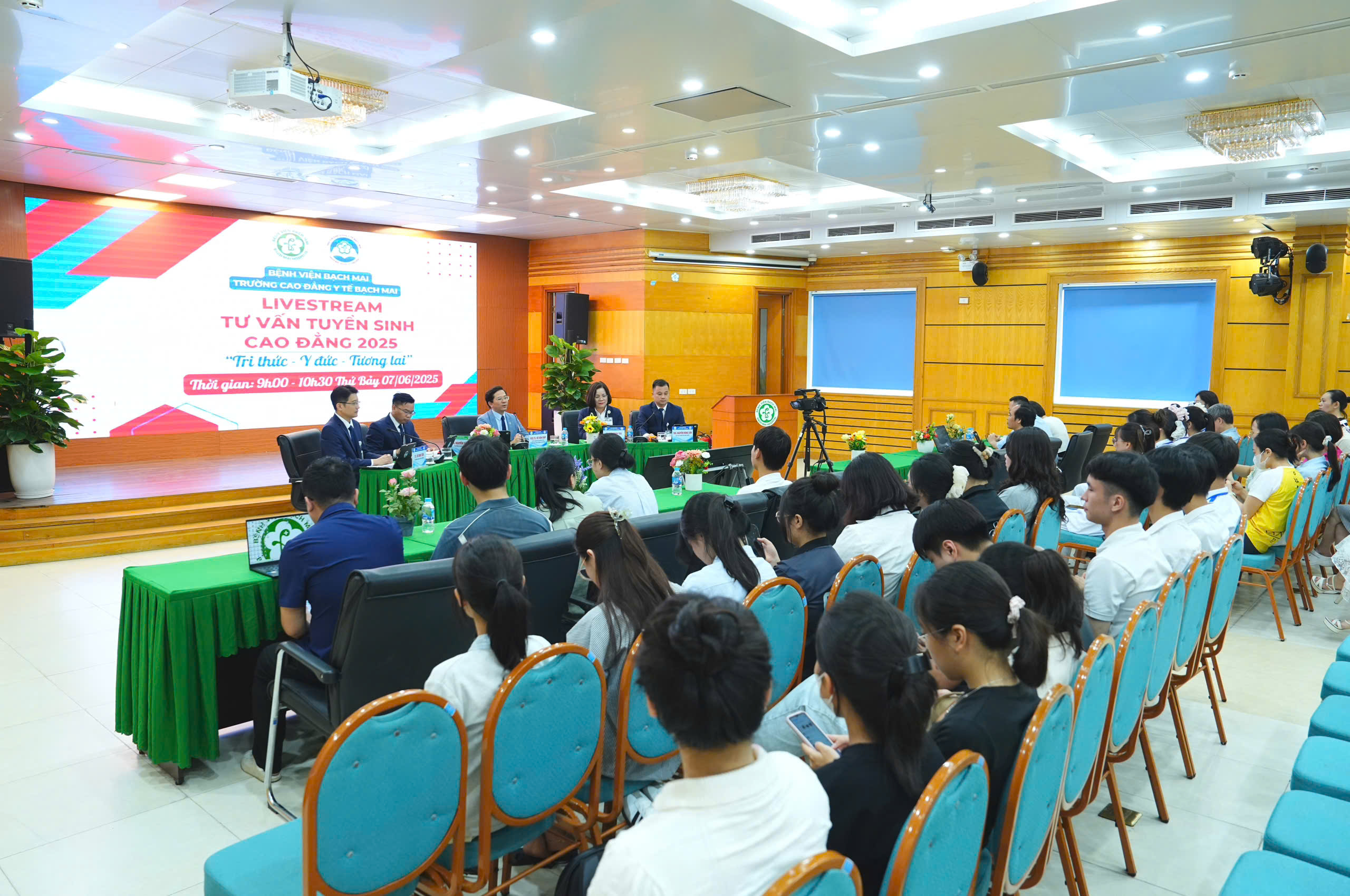 Tuyển Sinh 2025: Giải Đáp Toàn Bộ Thắc Mắc Từ A-Z Về Học Phí, Ngành Học và Cơ Hội Việc Làm tại Cao đẳng Y tế Bạch Mai!