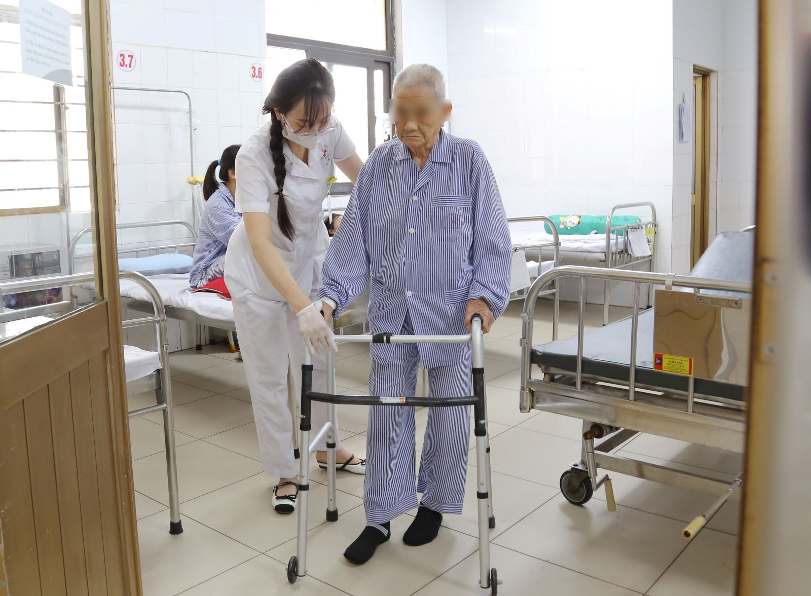 Thay đổi kiến thức về vận động của người bệnh phẫu thuật thay khớp hàng sau can thiệp giáo dục sức khỏe tại Bệnh viện Đa Khoa Nông Nghiệp năm 2022