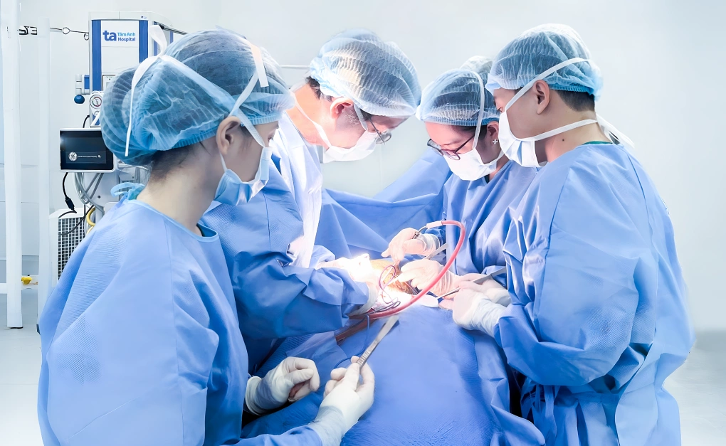 Bướu giáp thòng xuống ngực gây khó thở