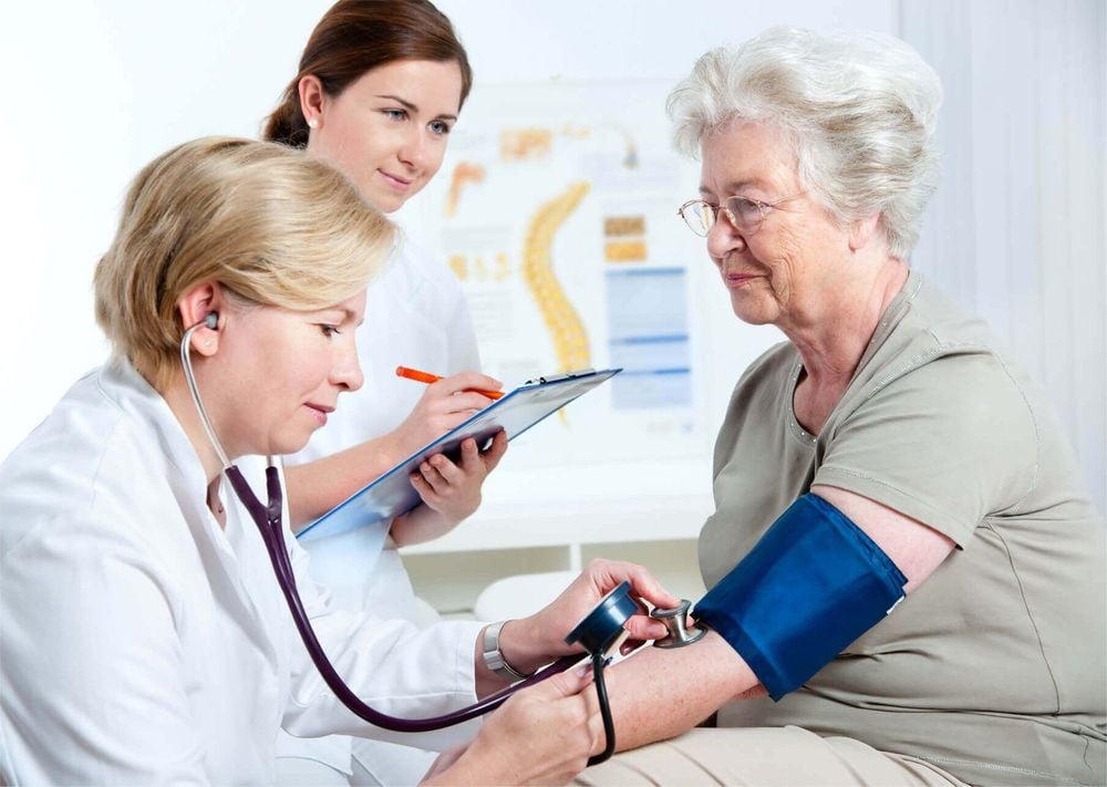 Bác sĩ chuyên khoa tư vấn: 8 nhóm xét nghiệm nên làm khi bước sang tuổi 60