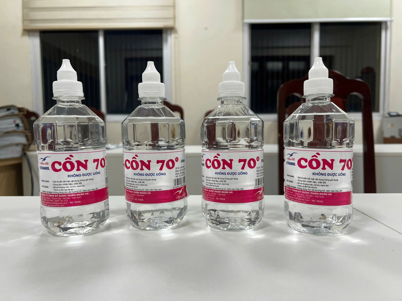 Phó chủ tịch thị trấn ở Hà Nội sản xuất cồn y tế giả như thế nào?