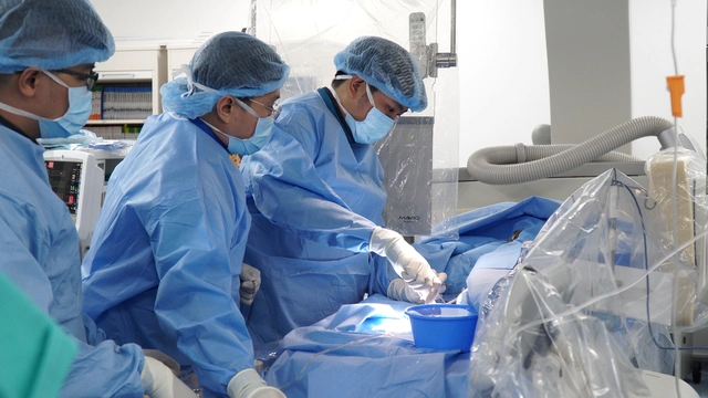Bé gái 2 tuổi mắc u nguyên bào võng mạc may mắn được điều trị bảo tồn đôi mắt ngay 'phút 89'