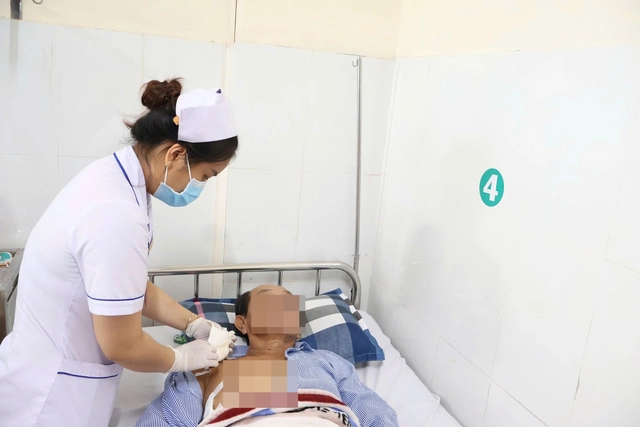 Suýt bị cắt cụt chân do tắc động mạch chủ chậu nặng
