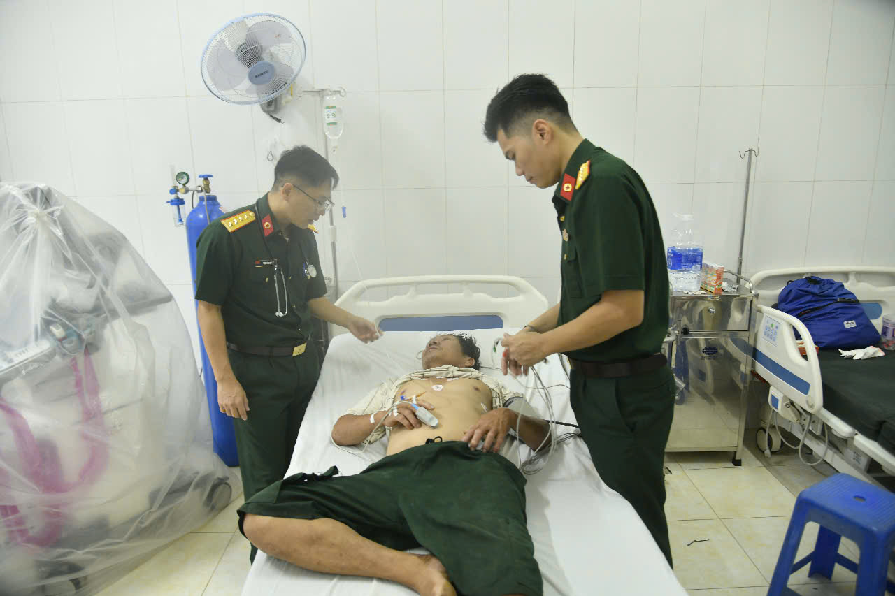Quân y đảo Nam Yết cấp cứu ngư dân bị đột quỵ trên biển