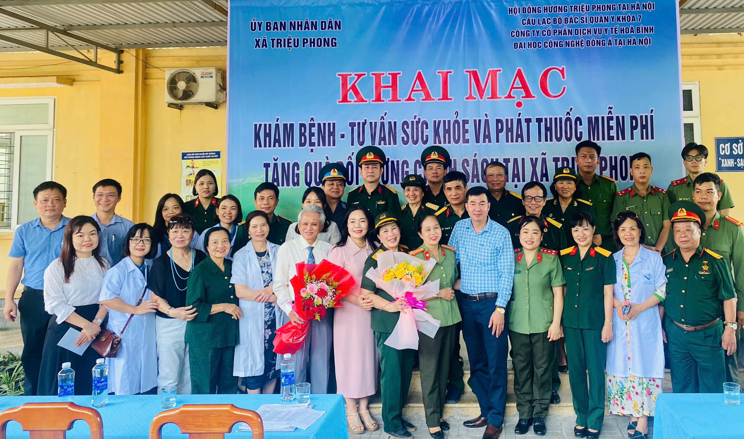 Sinh viên EAUT tham gia khám, tư vấn sức khỏe và phát thuốc miễn phí tại Quảng Trị