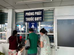 Người bệnh tự mua thuốc, thiết bị y tế được BHYT thanh toán như thế nào?