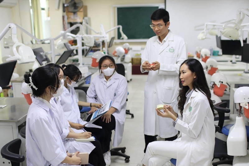 Bác sĩ Ấn Độ đến Đại học Y Dược ở Hà Nội học thạc sĩ y khoa