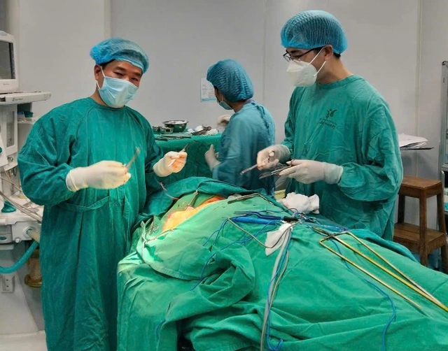 Cứu sống bệnh nhân bị xiên vịt nướng đâm xuyên cổ