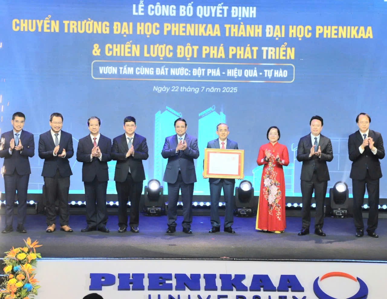 Thủ tướng Phạm Minh Chính trao Quyết định cho Đại học Phenikaa