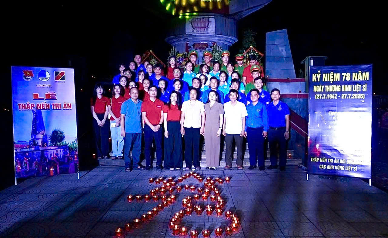 Hà Nội: Đoàn viên thanh niên Cảnh sát PCCC&CNCH khu vực số 35 thắp nến tri ân các anh hùng Liệt sỹ