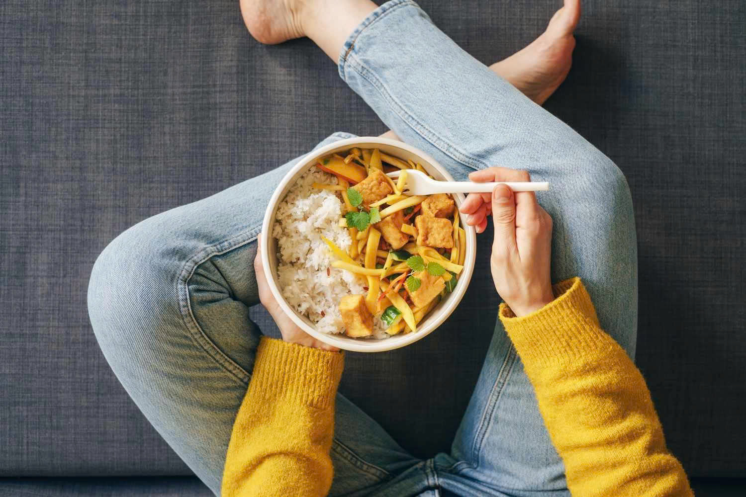 Ăn cơm trưa thế nào để không buồn ngủ và không tăng cân?