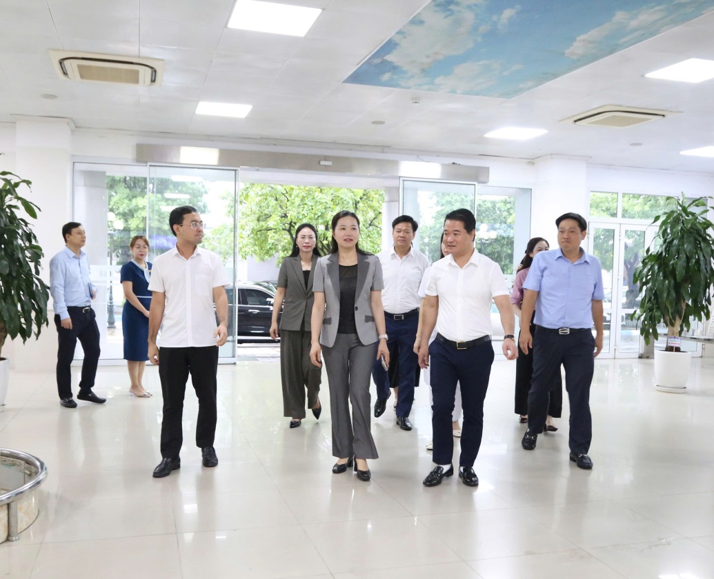 Phú Thọ: Phó Bí thư Tỉnh ủy thăm, tặng quà cán bộ tiền khởi nghĩa tại Bệnh viện Đa khoa tỉnh