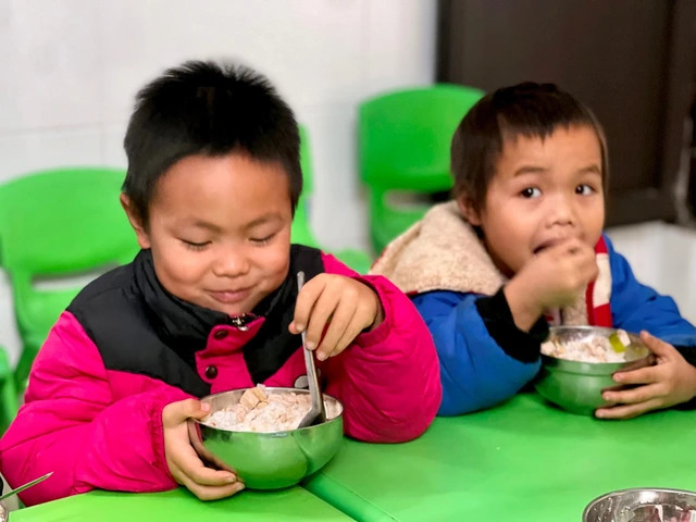 Tăng cường giám sát bữa ăn bán trú cho trẻ em dân tộc thiểu số, đảm bảo công khai và minh bạch chất lượng