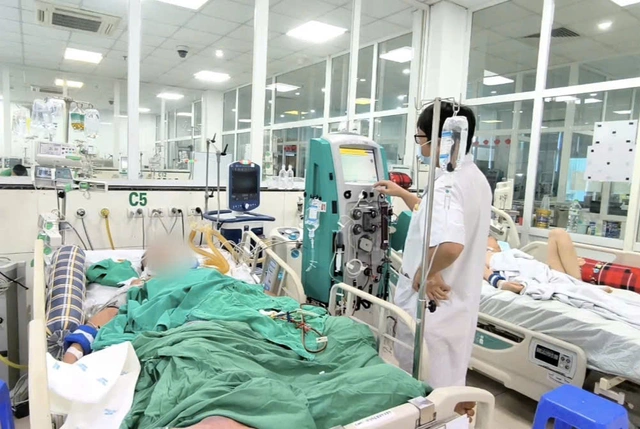 Chỉ từ một vết gai đâm vào đùi, người đàn ông suýt mất mạng