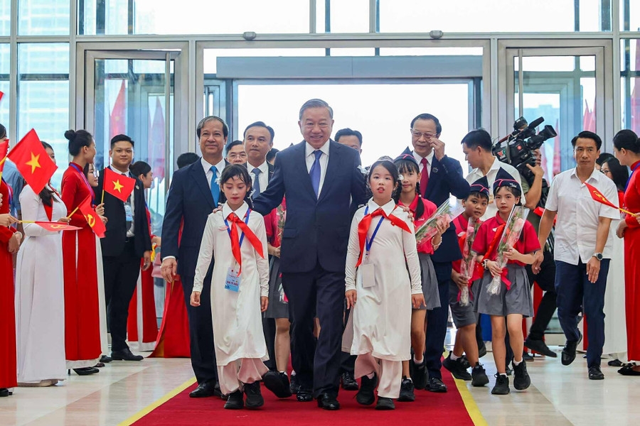 Tổng Bí thư Tô Lâm đánh trống khai giảng năm học mới