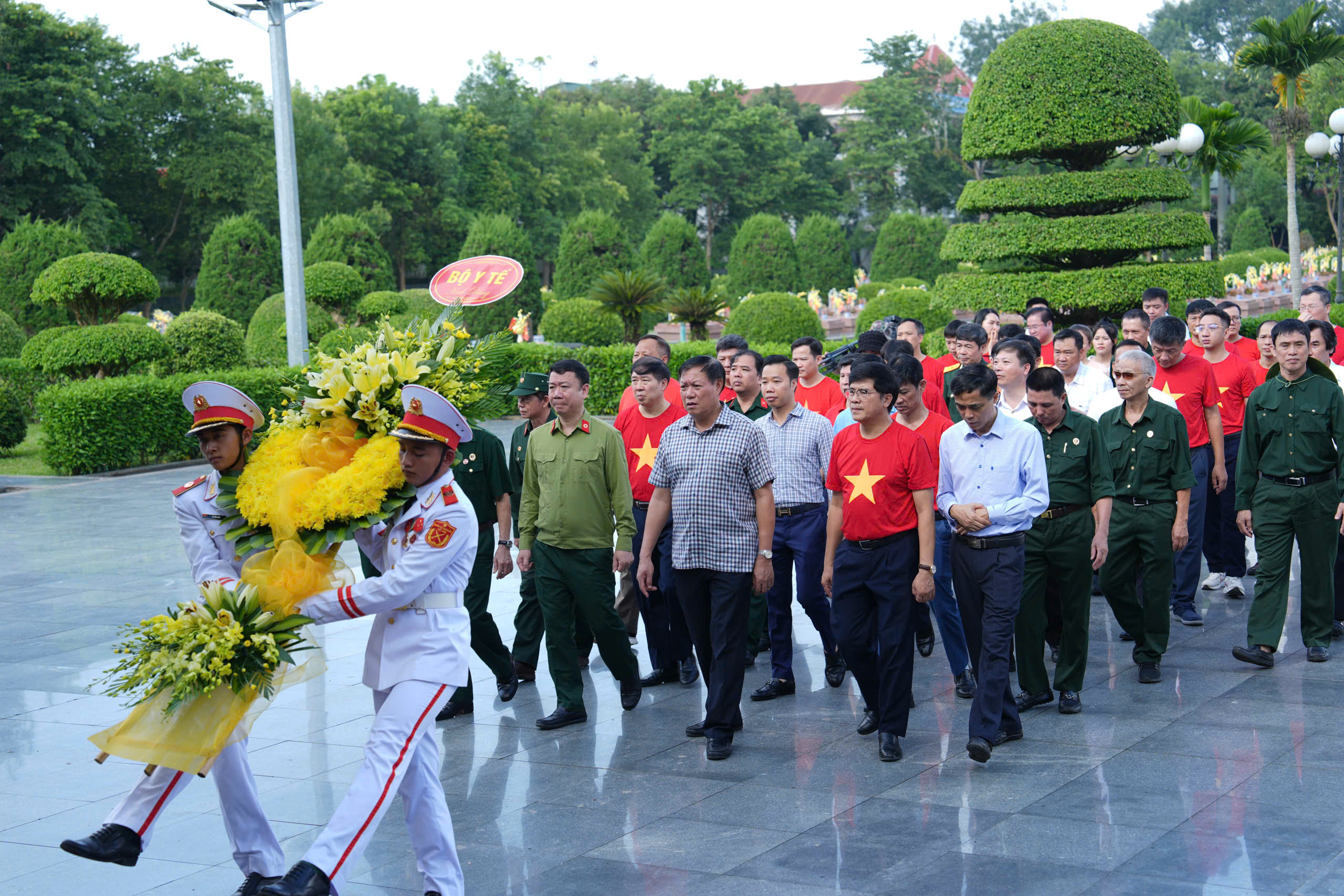Thứ trưởng Đỗ Xuân Tuyên cùng đoàn Hội Cựu chiến binh Bộ Y tế tri ân các Anh hùng, Liệt sĩ tại Điện Biên