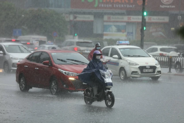 Mưa lớn nhiều nơi khu vực nội thành Hà Nội, đề phòng lốc, sét